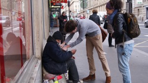 Martin et Agy distribuent des chaufferettes aux abord de la gare Saint-Lazare